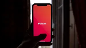 Lisbonne. Une femme organise un rendez-vous chez elle via Tinder et se fait agresser.