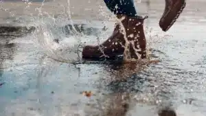 Maisons inondées et routes coupées à Vila do Conde. Vieille femme retenue.