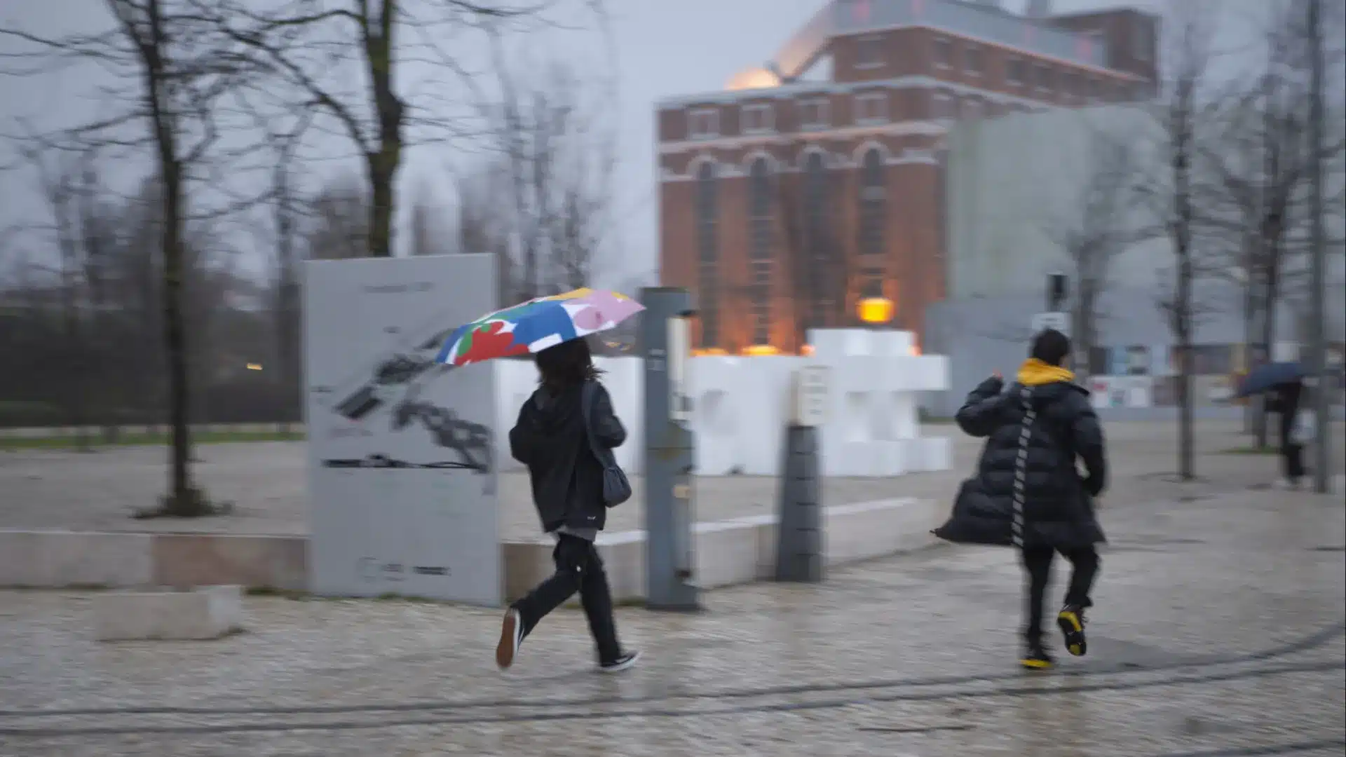 Mau temps continue ! Presque tous les districts seront en alerte samedi.