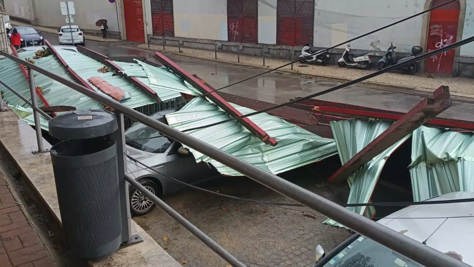Mauvais temps cause des dommages à la gare de Sta Apolónia. Une partie du toit s'est envolée.