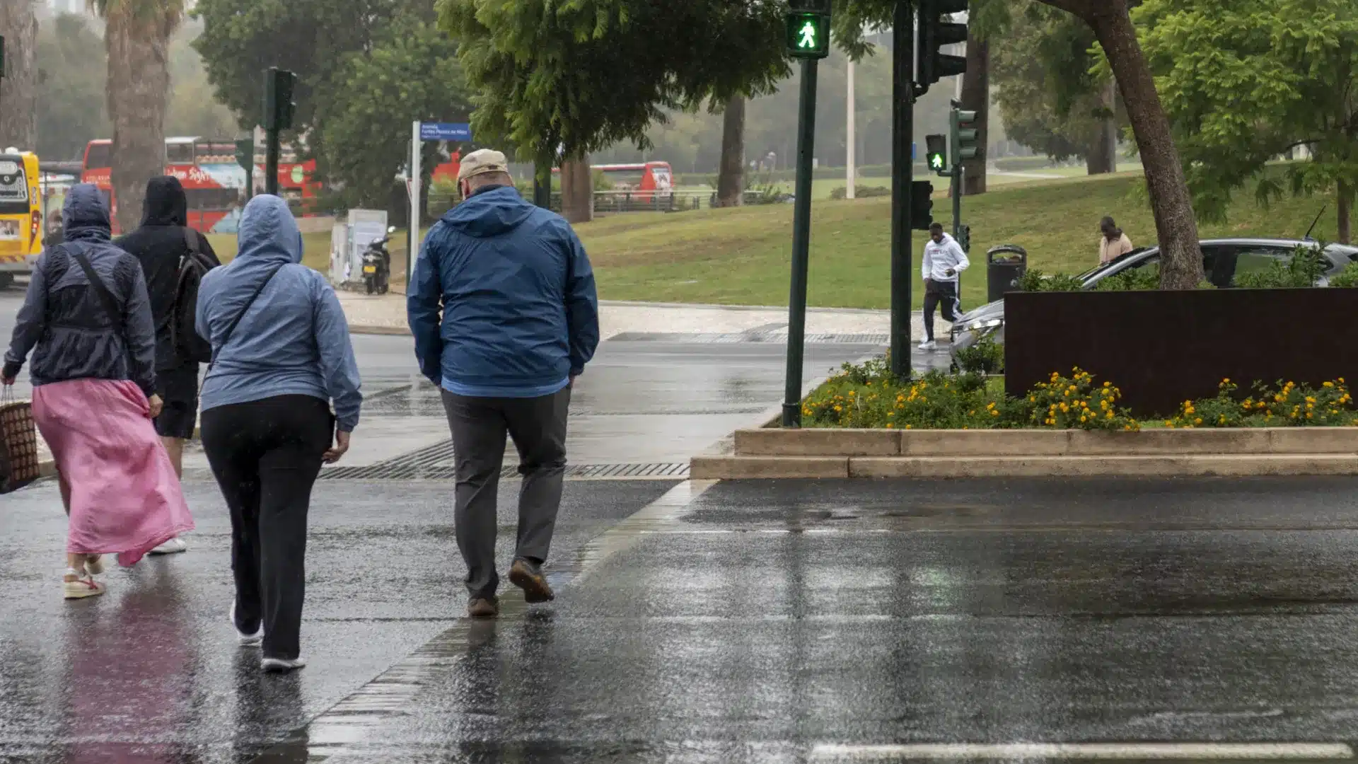 Mauvais temps laisse 8 districts en alerte orange. Amélioration au cours de ce samedi.