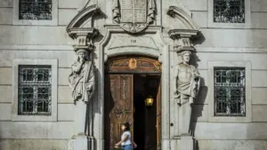 Ministère public accuse une femme d'avoir tenté de tuer son père avec un couteau à Porto