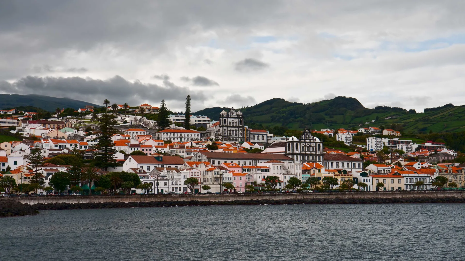 Navire ayant annulé son escale à Horta a seulement demandé un remorqueur la veille.