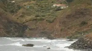 Père meurt après avoir tenté de sauver sa fille sur une plage de Madère. La jeune fille a survécu.