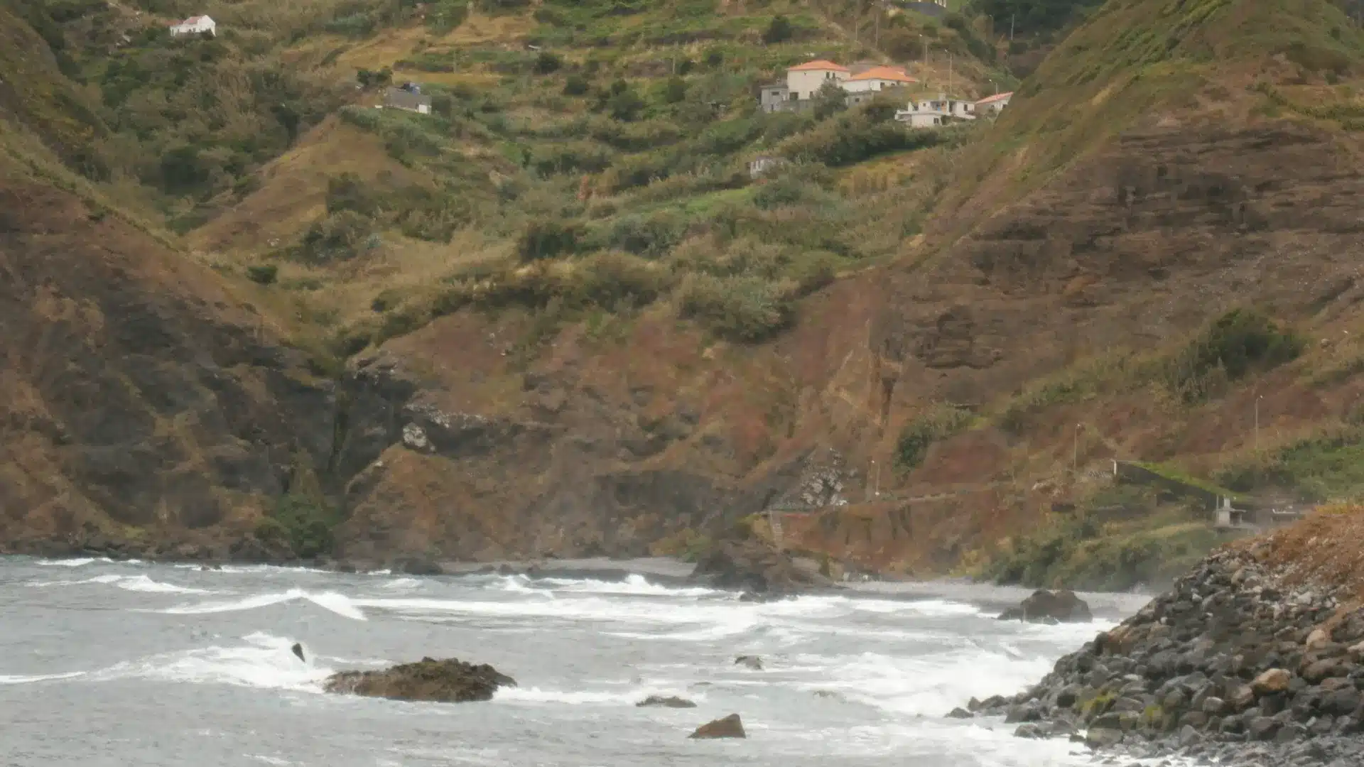Père meurt après avoir tenté de sauver sa fille sur une plage de Madère. La jeune fille a survécu.