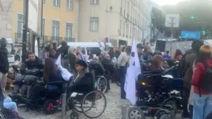 Personnes handicapées manifestent devant le Parlement : "Fatiguées"