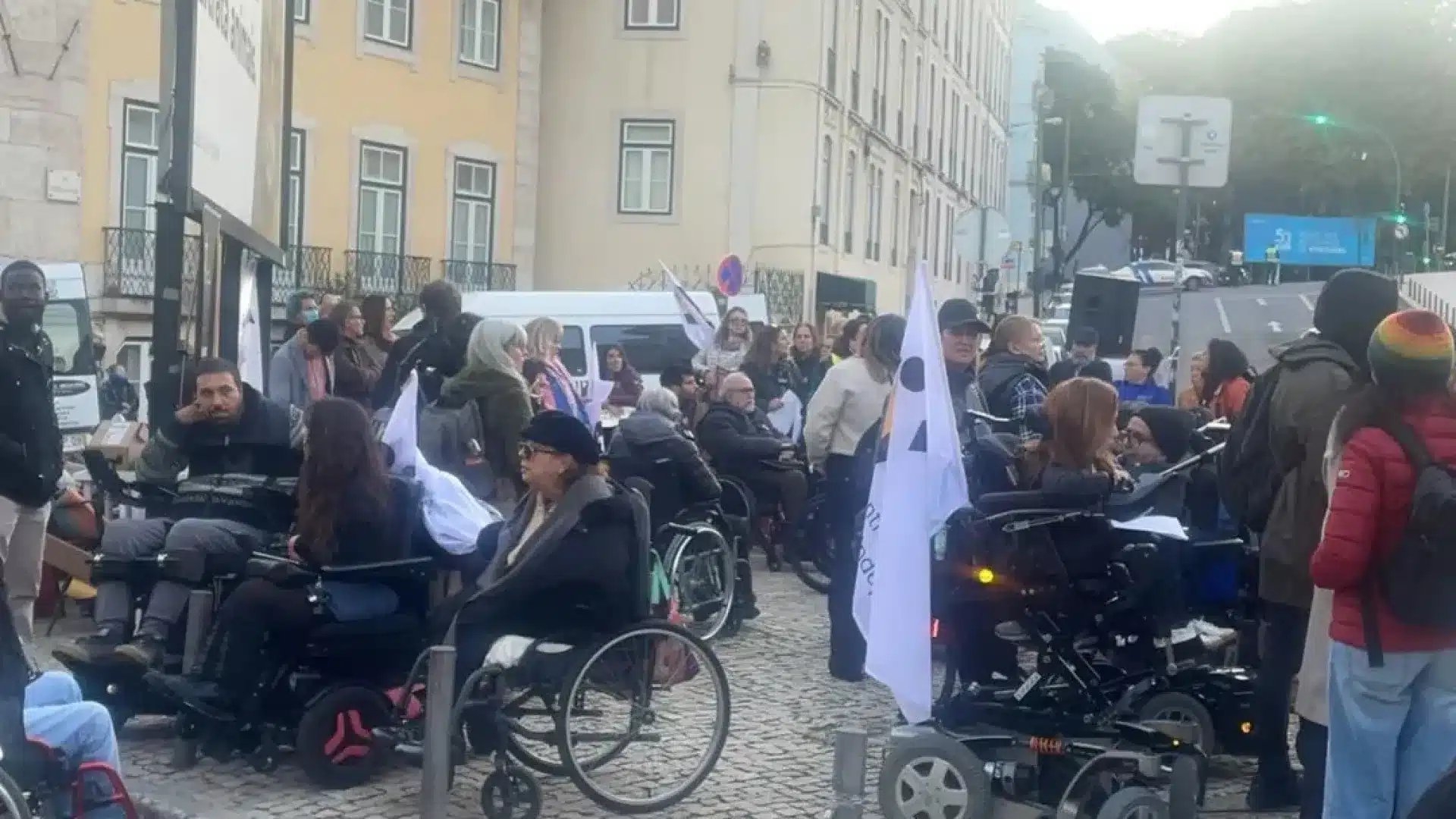 Personnes handicapées manifestent devant le Parlement : "Fatiguées"