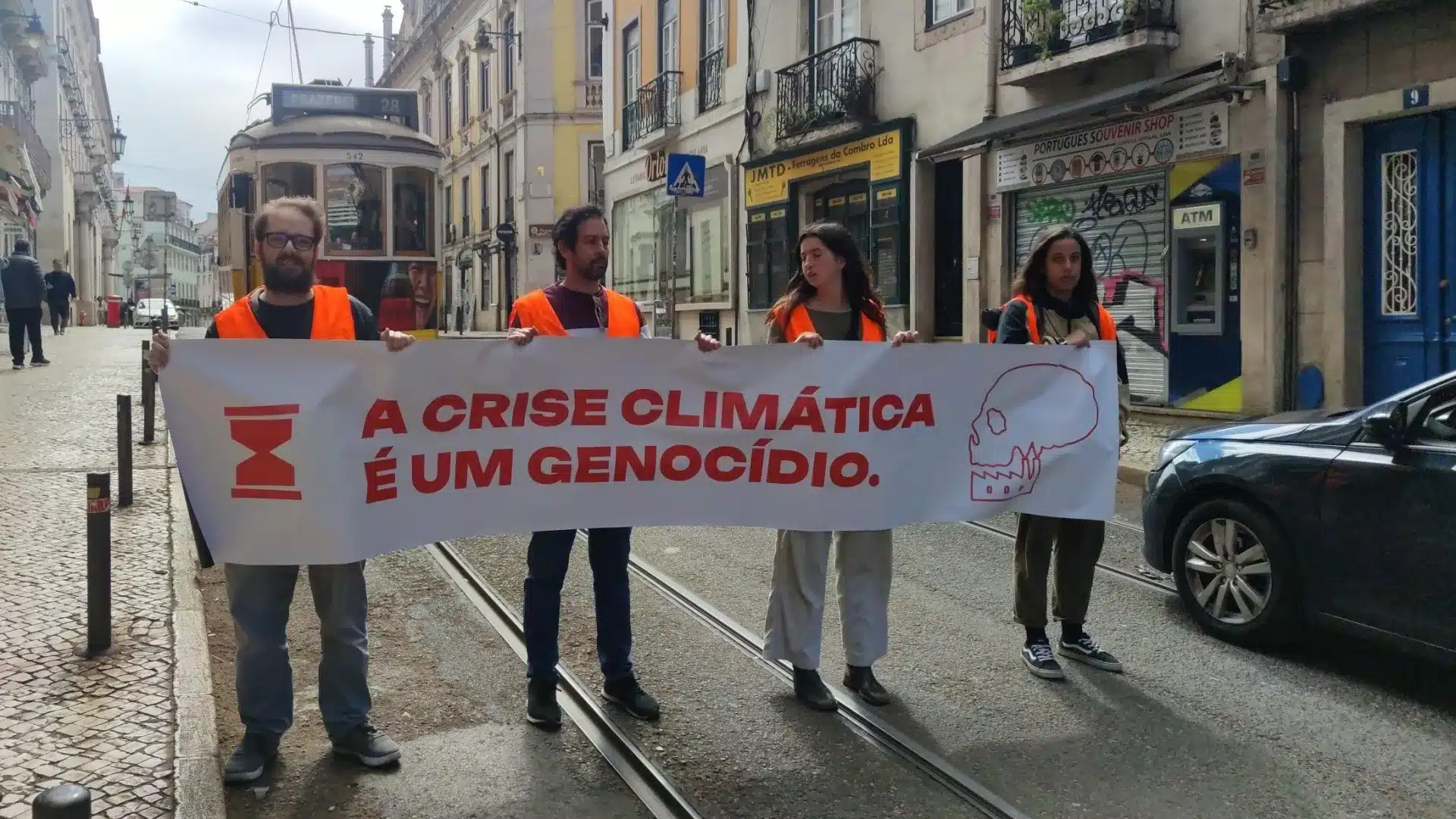 Plus de 100 artistes soutiennent les étudiants et demandent la fin des combustibles fossiles