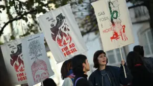 Plus de 200 personnes défilent à Lisbonne pour demander la fin des combustibles fossiles d'ici 2030.