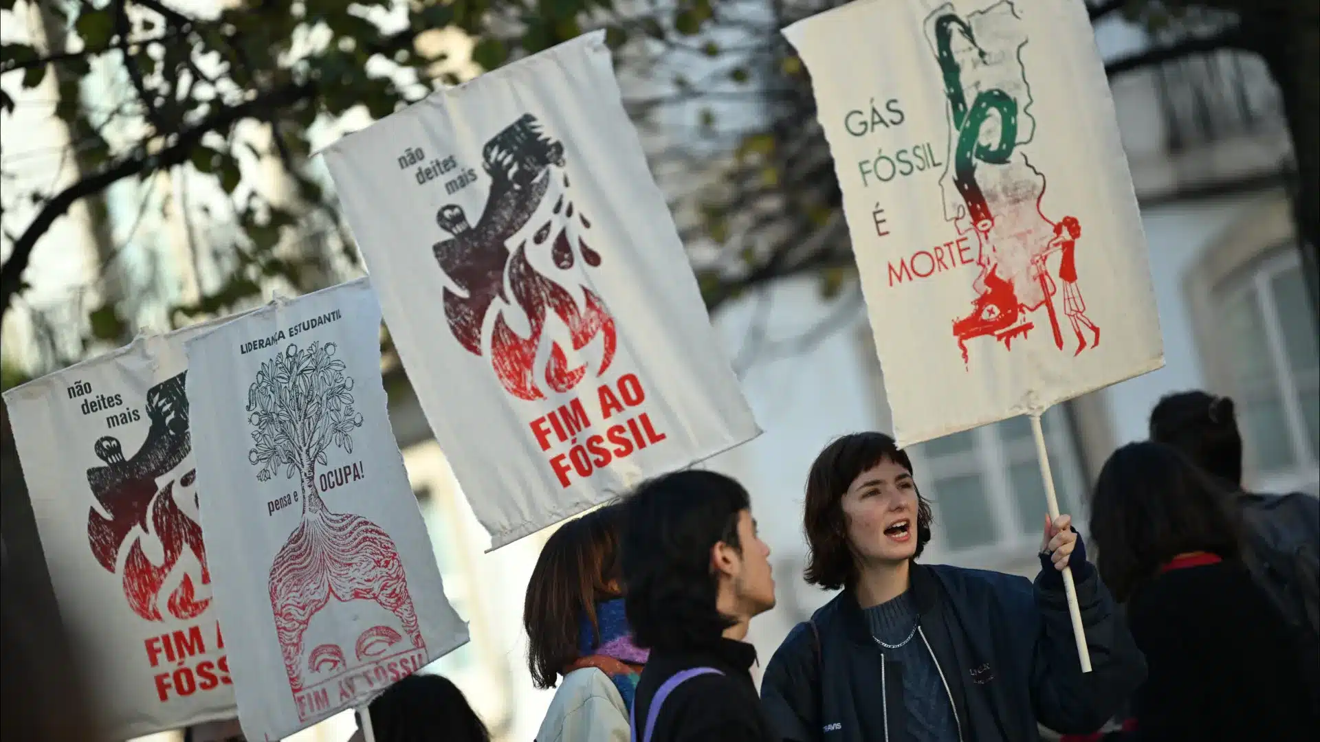 Plus de 200 personnes défilent à Lisbonne pour demander la fin des combustibles fossiles d'ici 2030.