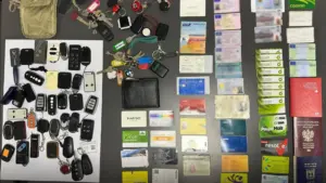 Préventive pour un homme qui a volé des voitures et des cartes à Cascais.