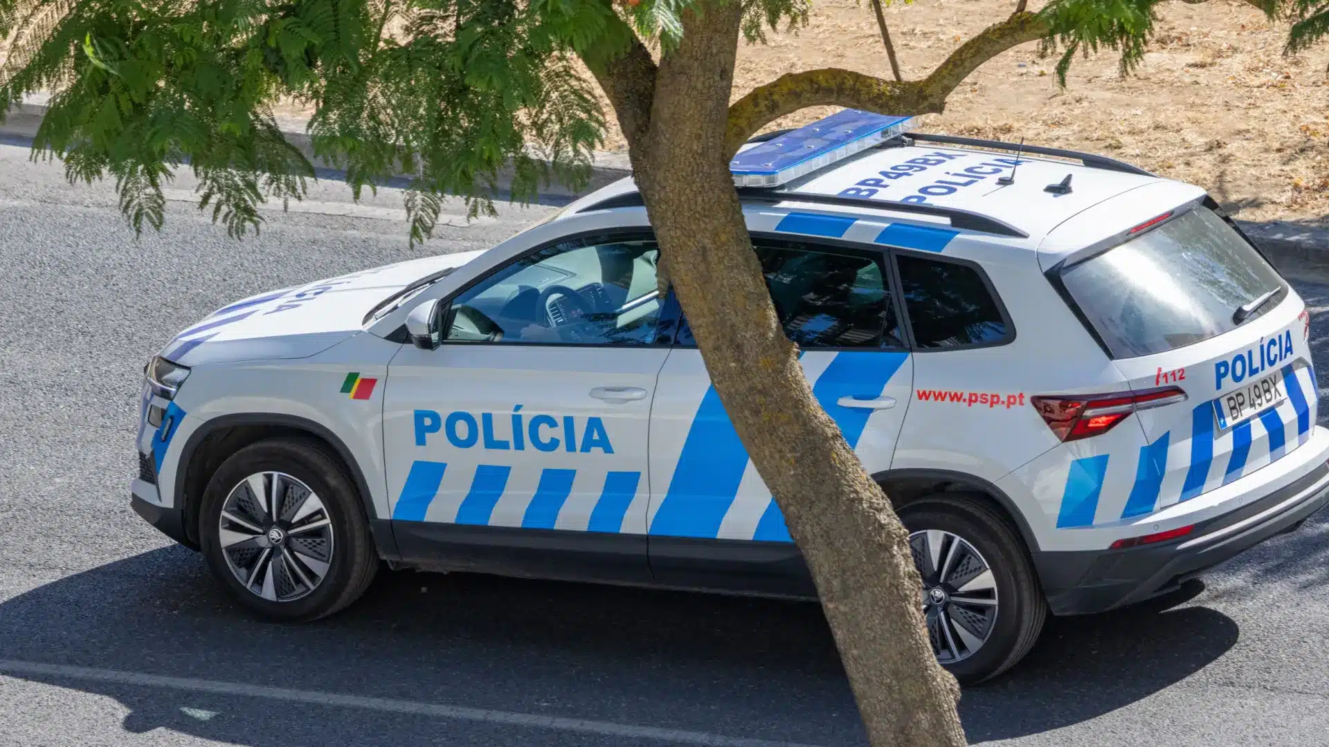 PSP arrête un homme pour trafic et possession d'armes et saisit un arsenal à Olhão.