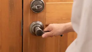 Publication d'une loi qui alourdit la peine pour occupation illégale de maisons.