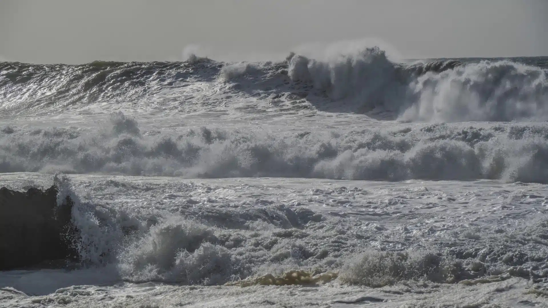 Quatorze plages fermées en raison de l'agitation maritime.