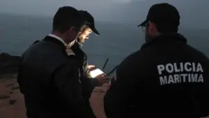 Recherches interrompues pour un homme tombé d'un voilier à Vila Nova de Gaia.