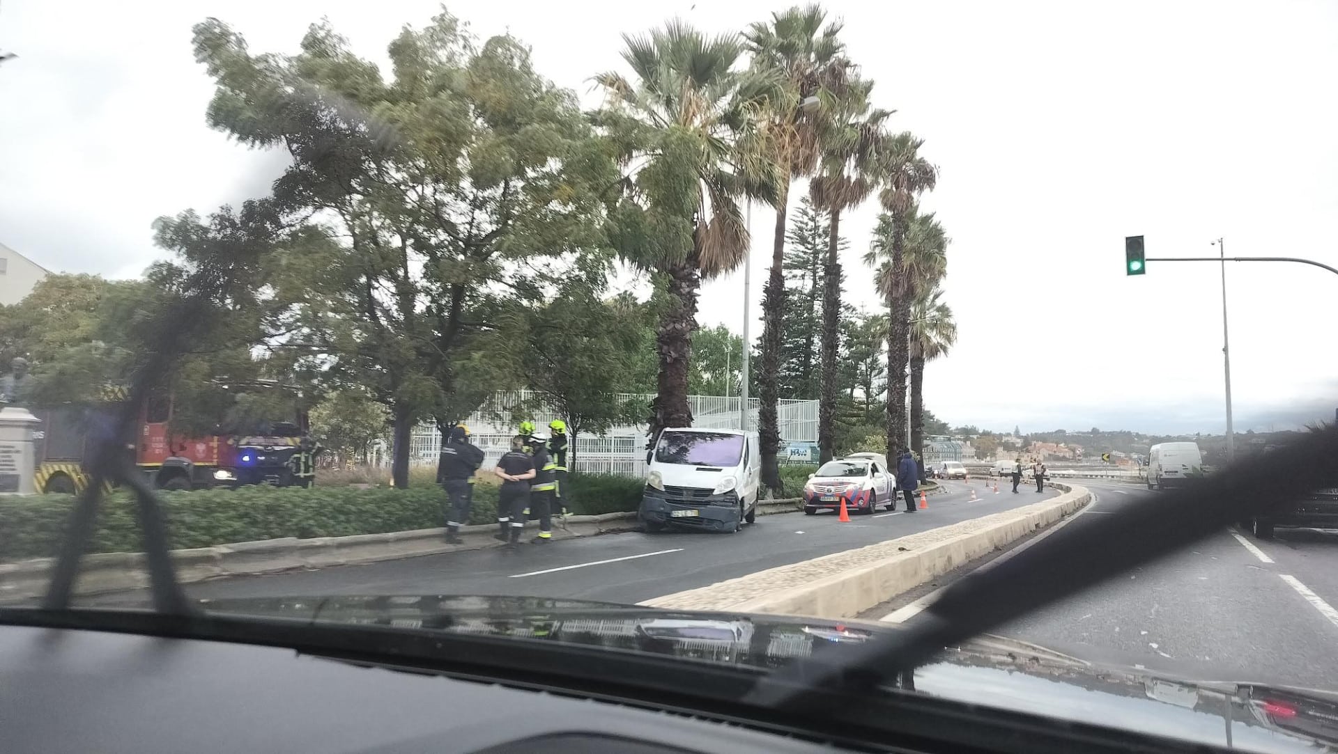 Renversement à Paço de Arcos coupe le trafic vers Cascais sur la Marginal.