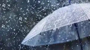 Rouvert à la circulation sur le front de mer de Viana do Castelo après la pluie.