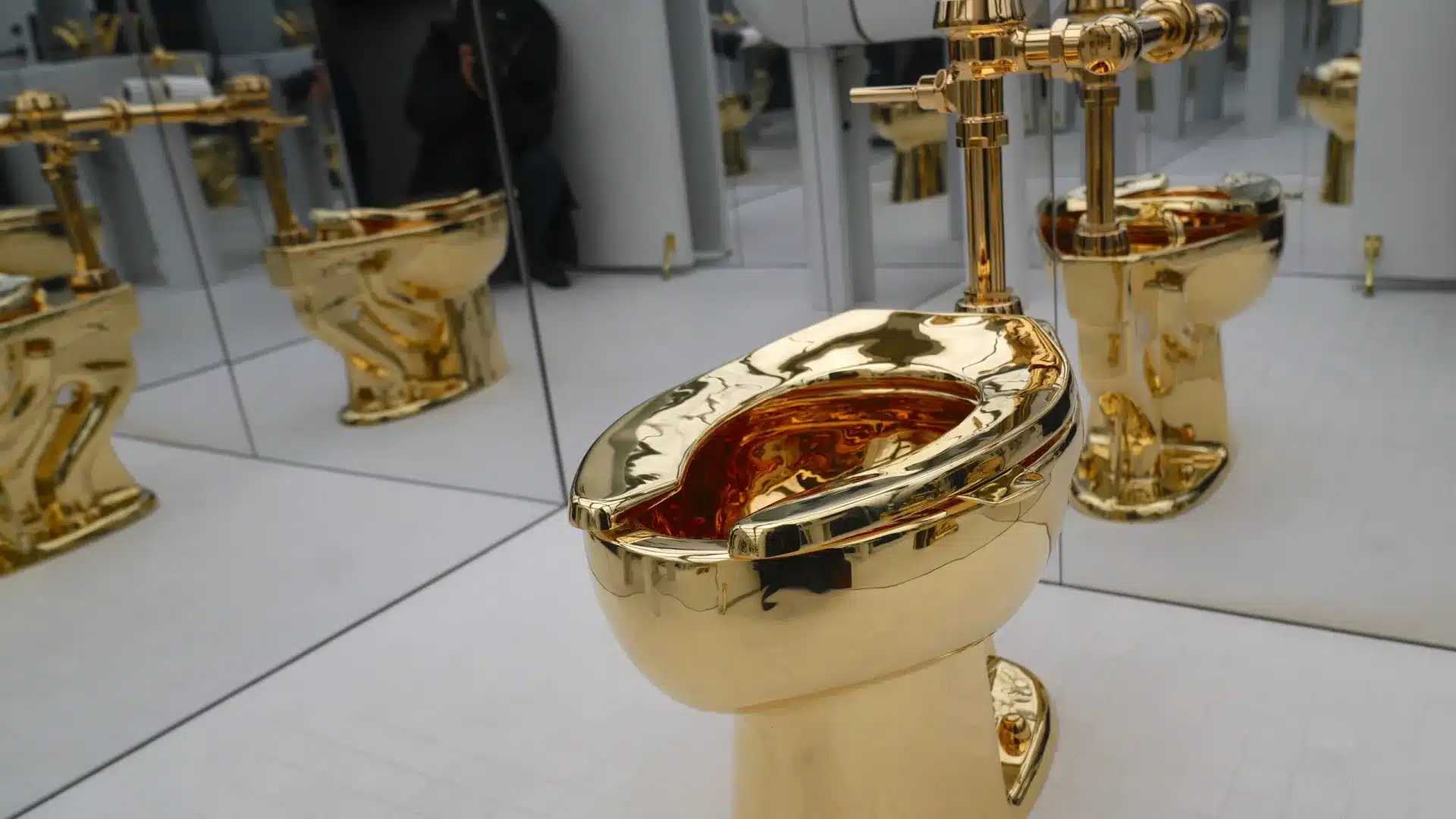 Sanitaire en or de Cattelan vendu pour 10,4 millions d'euros aux enchères