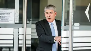 Socrate demande à la juge des clarifications sur la prescription des crimes.