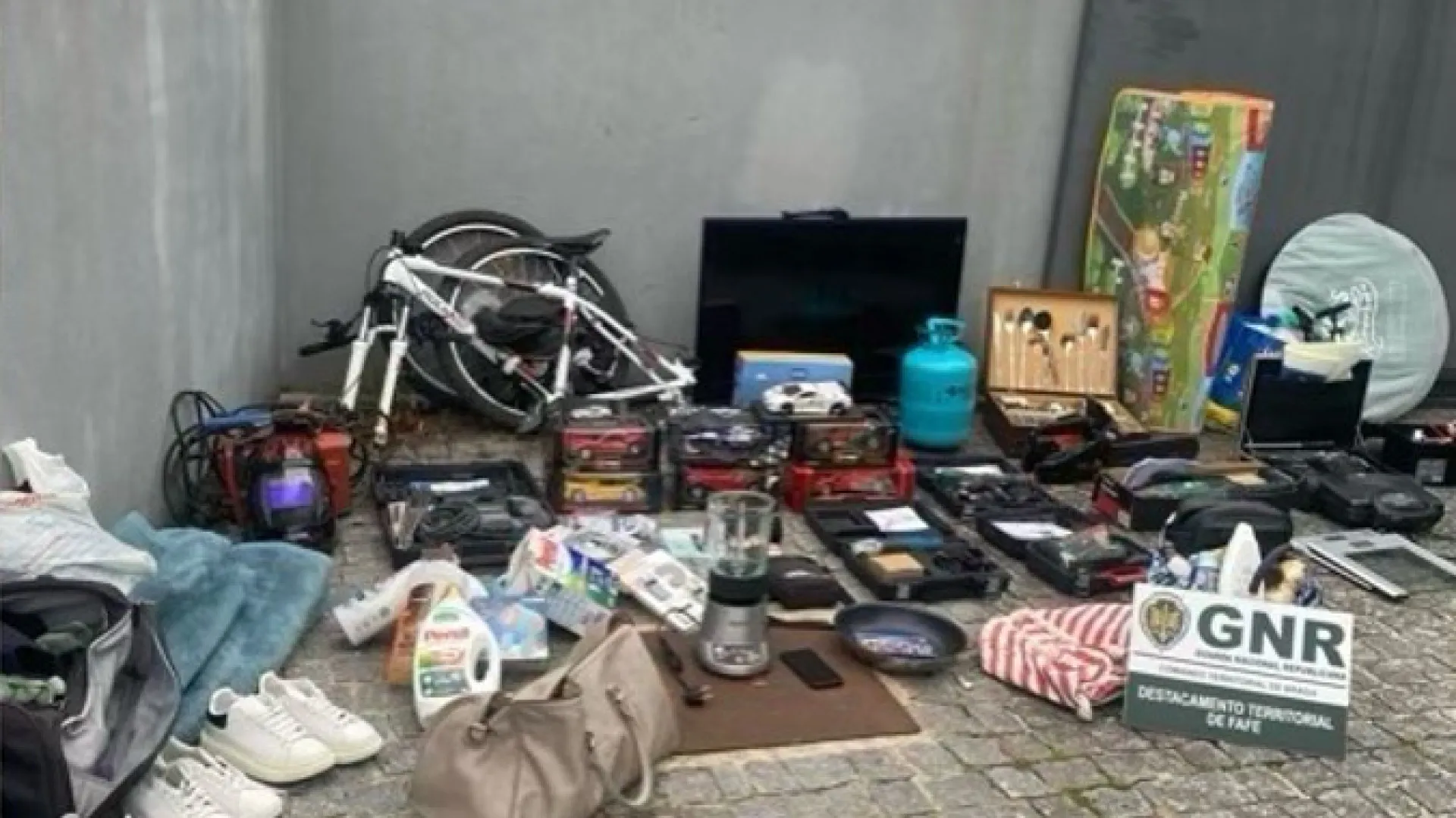 Suspect de vol à domicile vole à nouveau à Fafe. GNR l'a attrapé.