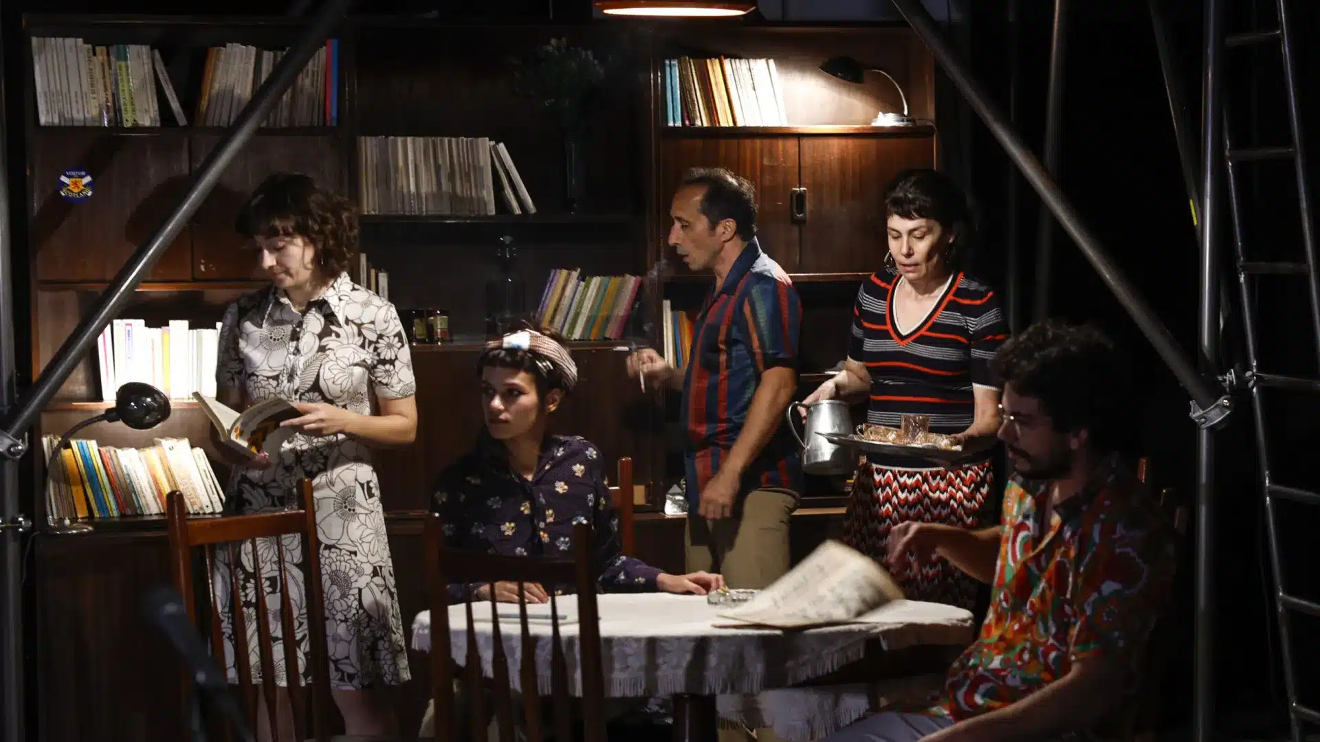 Teatro do Vestido réfléchit sur la "condition d'orphelin" post-25 avril.