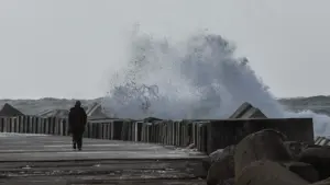 Tous les districts côtiers en alerte orange en raison de l'agitation maritime.
