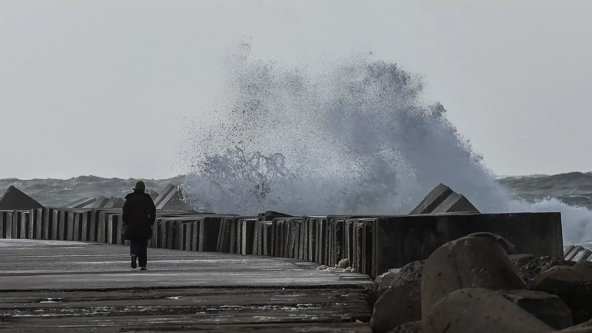 Tous les districts côtiers en alerte orange en raison de l'agitation maritime.