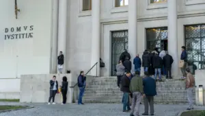 Trafic de personnes et falsification ? Le couple garde le silence devant le tribunal.