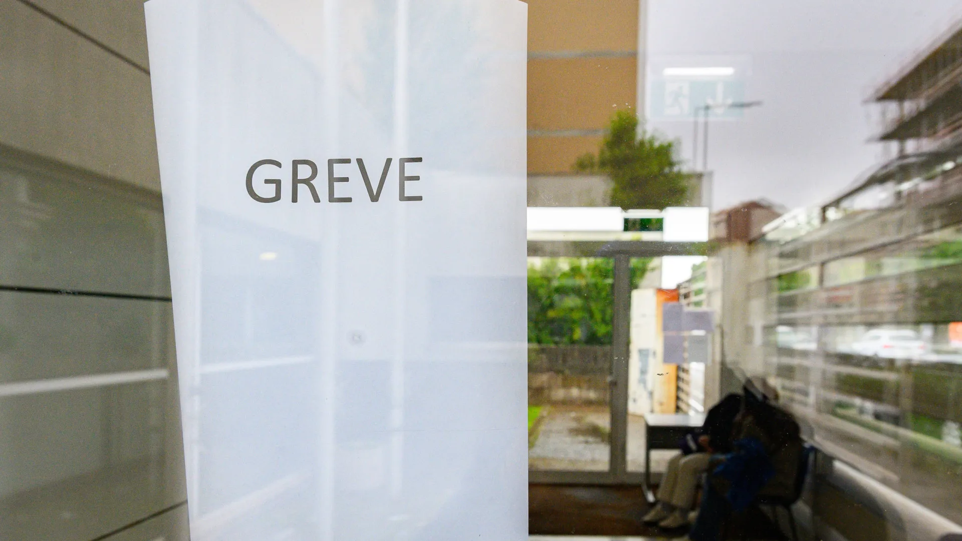 Travailleurs du commerce, des bureaux et des services se joignent à la grève générale.
