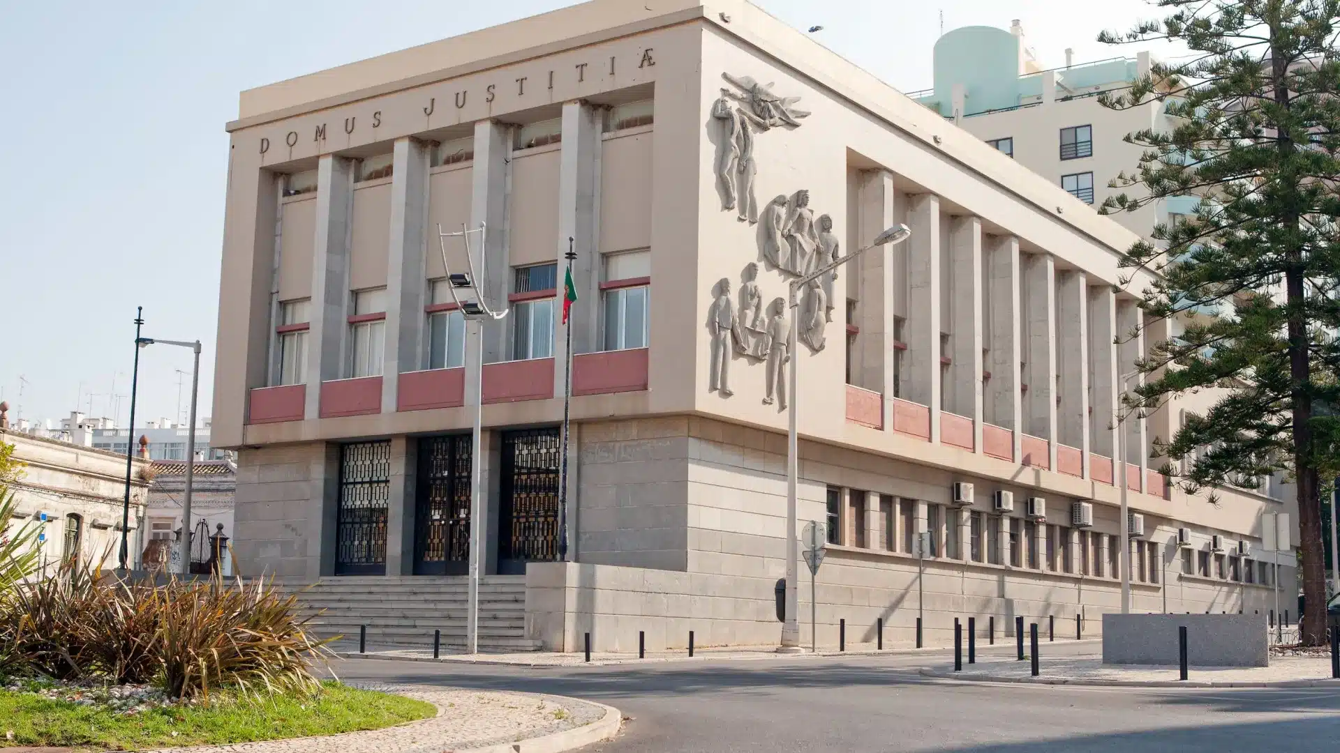 Tribunal du Travail de Faro avec des inondations dans plusieurs salles