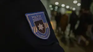 Trois agents de la PSP accusés de frapper un accusé au tribunal (et tenter de le couvrir)