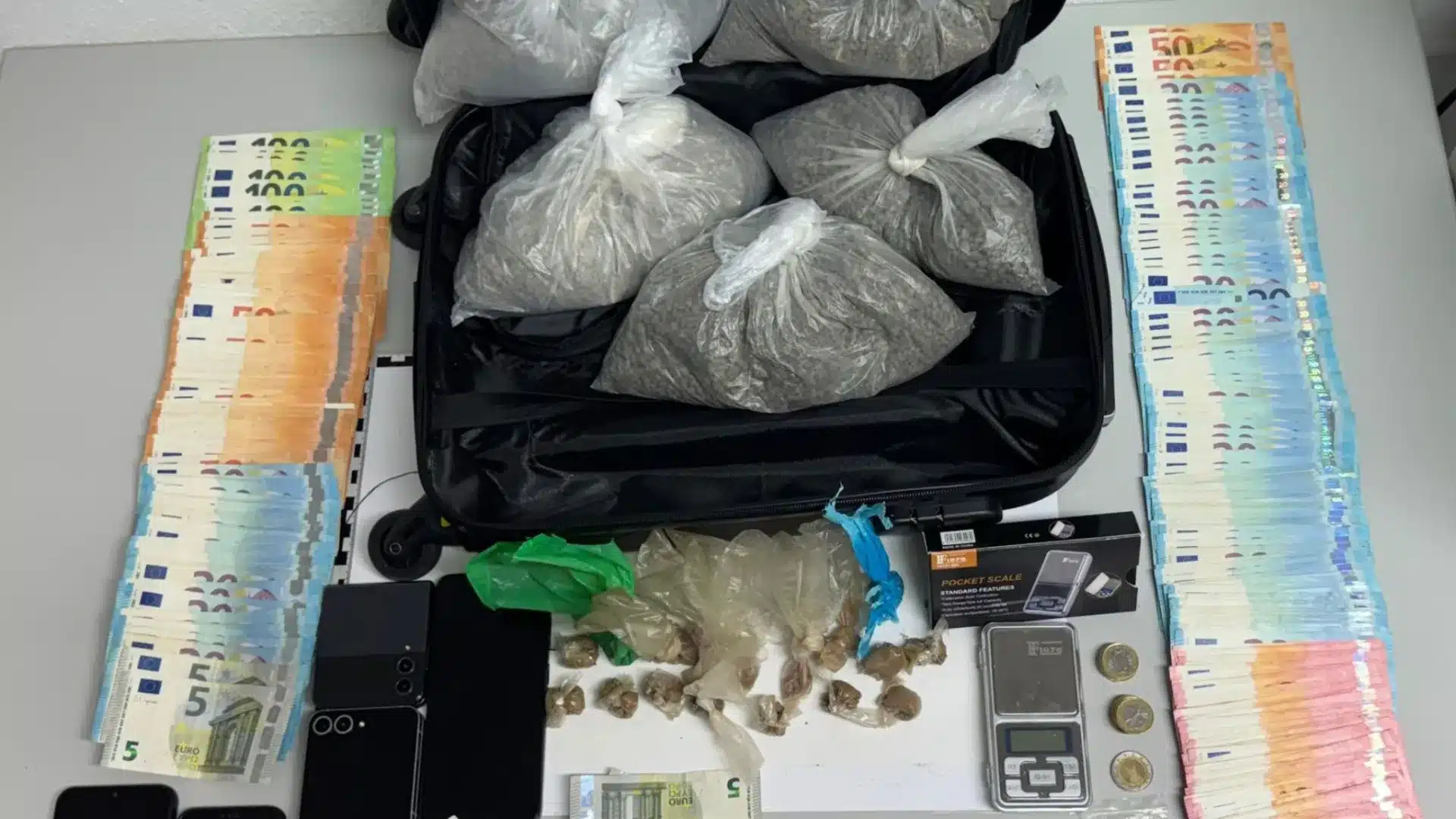 Trois personnes arrêtées pour trafic à Sintra. Elles avaient plus de 47 000 doses de drogue.