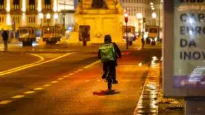 Uber et syndicat établissent de nouvelles protections pour les coursiers.