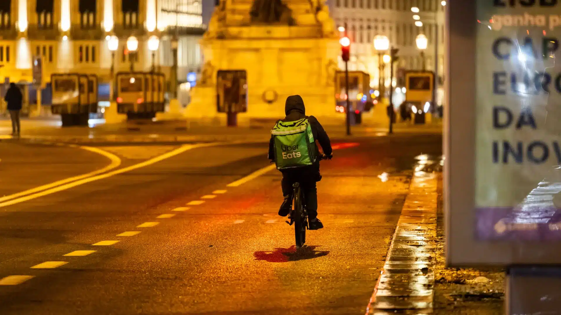 Uber et syndicat établissent de nouvelles protections pour les coursiers.