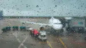 Un éclair frappe un avion de TAP (retour à Lisbonne après que le moteur ait perdu de la puissance)