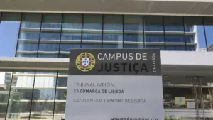 Un homme accusé de triple homicide dans un salon de coiffure commence à être jugé.