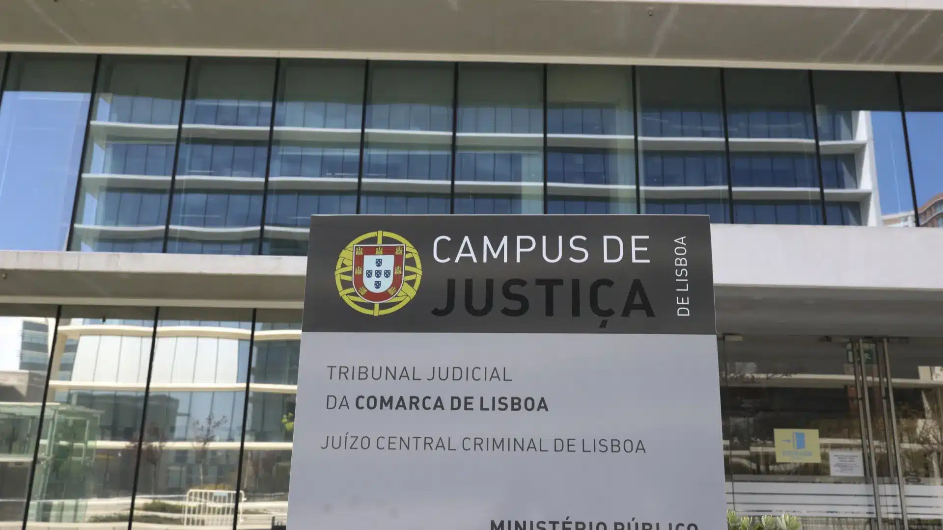 Un homme accusé de triple homicide dans un salon de coiffure commence à être jugé.