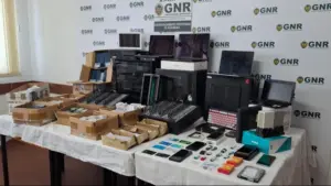 Un homme arrêté pour suspicion d'intégration dans un réseau de fraude "Bonjour papa, Bonjour maman"