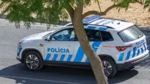 Un homme suspecté de vol projette de la poudre d'extincteur sur des passants à Porto.