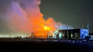 Un incendie détruit un restaurant à Meia Praia à Lagos. La PJ va enquêter.