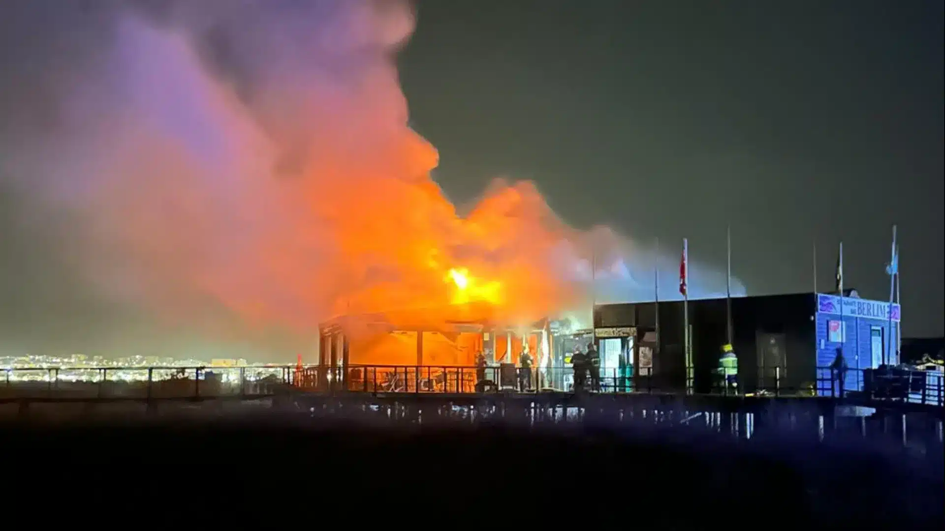 Un incendie détruit un restaurant à Meia Praia à Lagos. La PJ va enquêter.