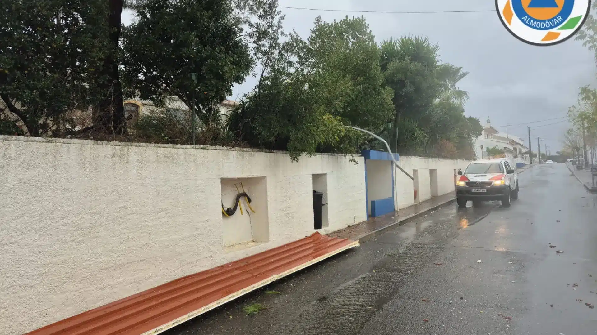 Un vent fort a arraché la couverture du centre culturel à Almodôvar.