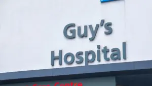 Une Portugaise atteinte d'un cancer perd ses soutiens au Royaume-Uni après une aggravation au Portugal.