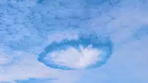 Voyez-vous ces trous dans le ciel ? Ce sont des nuages perforés, un phénomène rare.