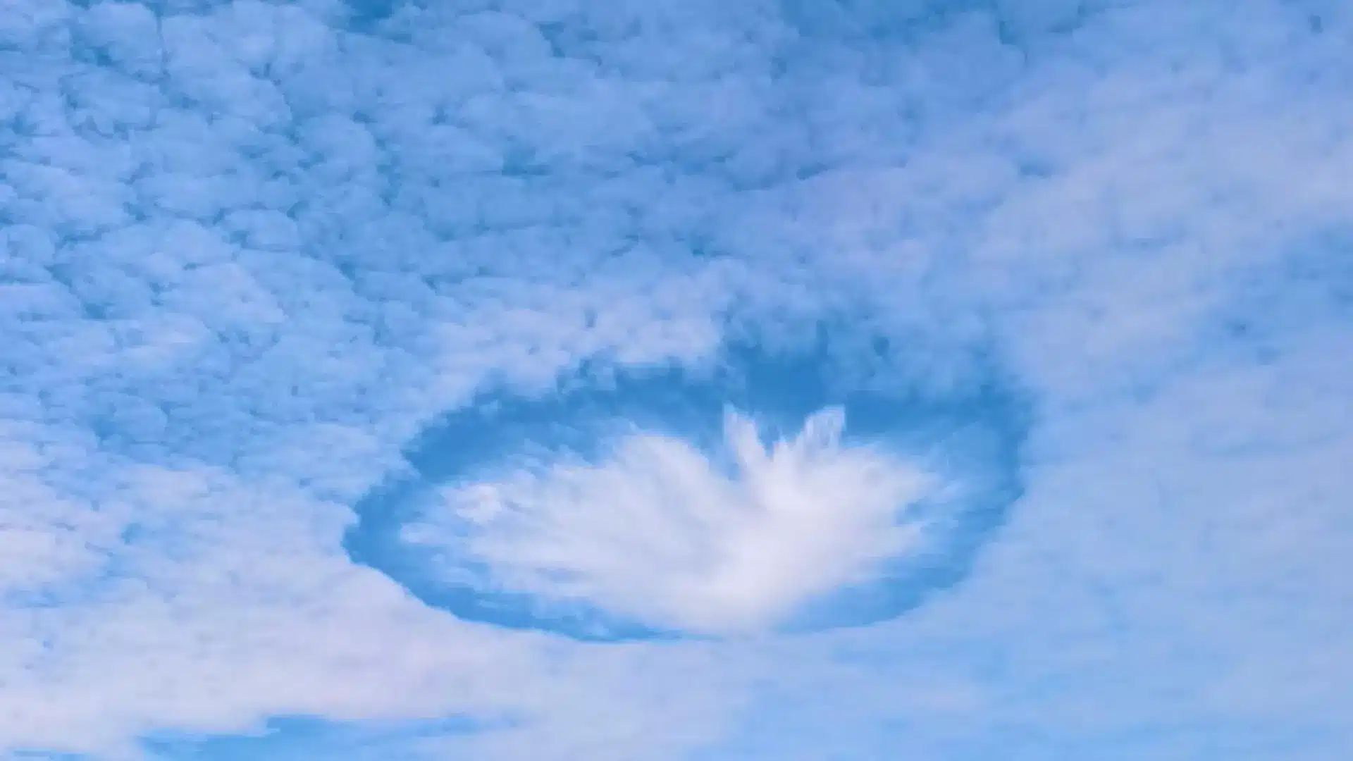 Voyez-vous ces trous dans le ciel ? Ce sont des nuages perforés, un phénomène rare.