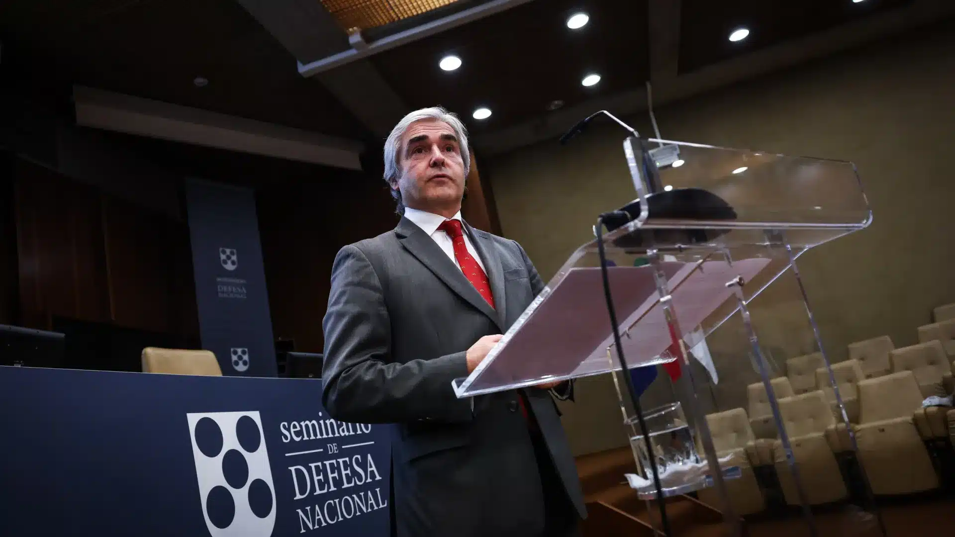 Allons investir dans des frégates, de l'artillerie, des satellites, des blindés et des drones.