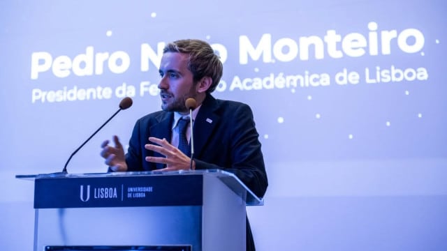 Après de vives critiques, le ministre dément avoir insulté les boursiers : "Faux".