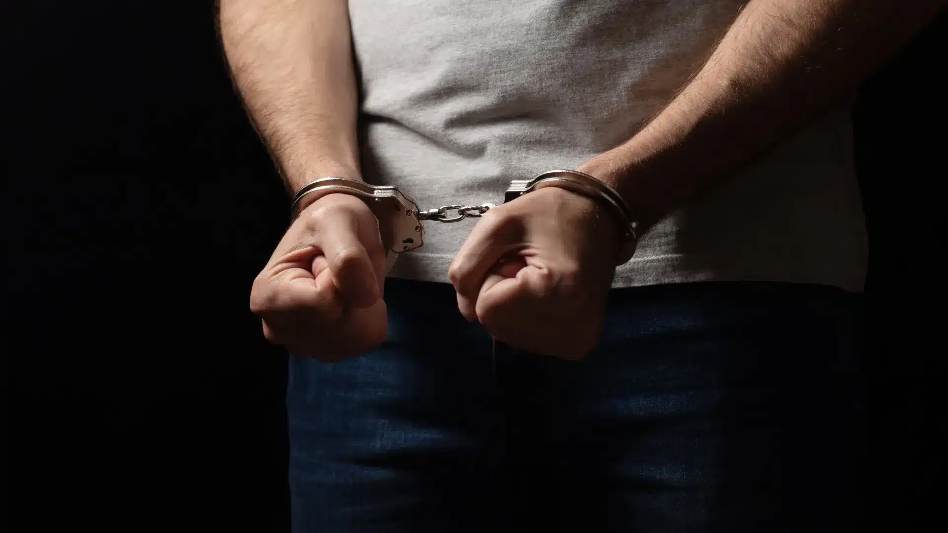 Arrêté pour avoir abusé de sa belle-fille de 7 ans à Viana. L'école a dénoncé les crimes.