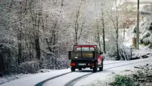 Avertissement orange dans 11 districts en raison de chutes de neige et de l'agitation maritime.