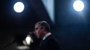 Bolieiro critique "l'incompétence législative" dans la lutte contre la corruption.